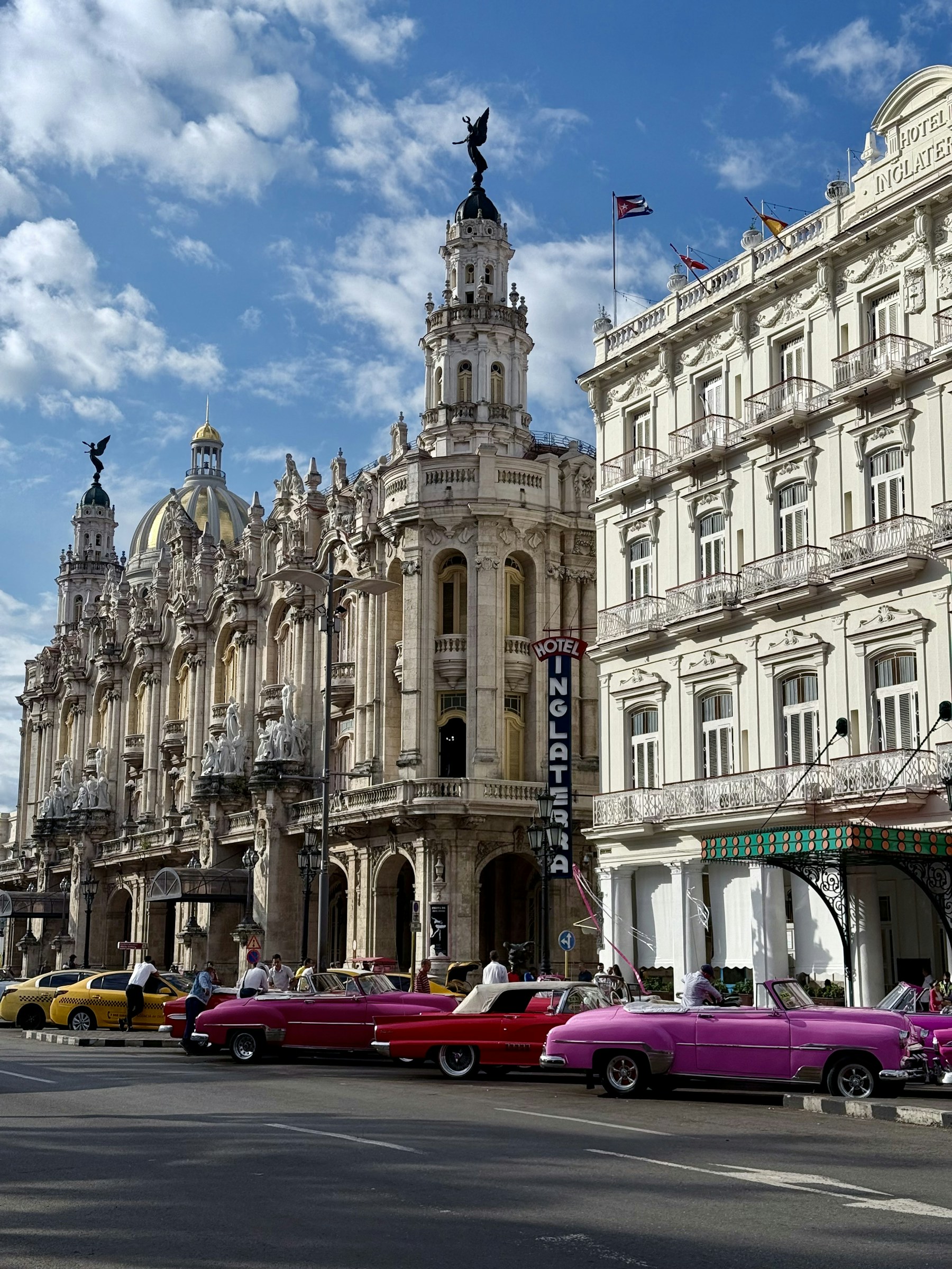 Coches clásicos frente a edificios históricos